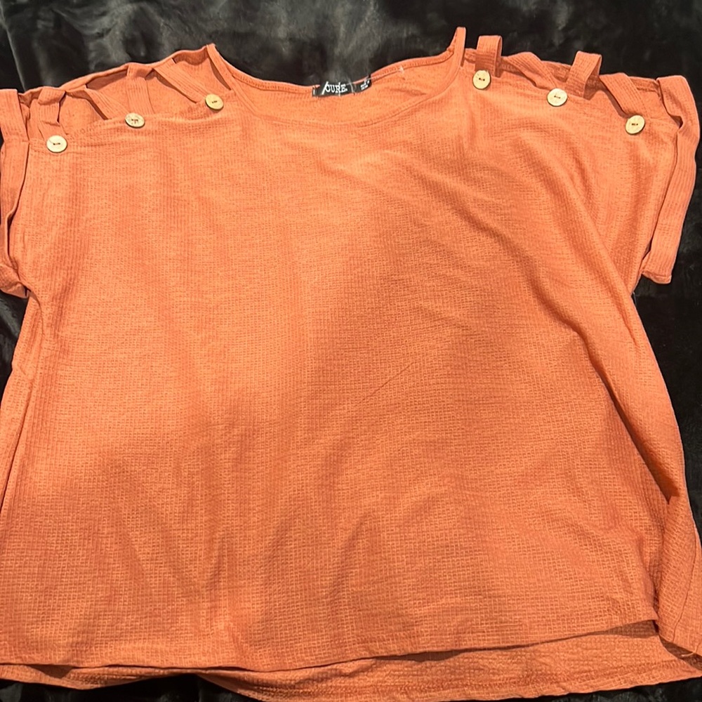 Cure blouse. Brand New never worn just lost the tag.